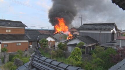 燃え盛る炎、立ち上る黒煙…「すごい煙です、ボンボン音も鳴っています