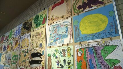絵画　15年程前に保育園児の時に描いたART みてみていっぱいかいたよ！」0歳から5歳の子どもが描いた絵画を250点