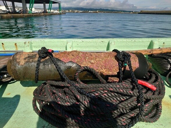 富山湾の定置網に不発弾か？庄川沖で長さ1.2メートルの物体引き揚げ　爆発の危険性低く住民避難なし　海上自衛隊が回収へ　|　富山のニュース｜天気・防災｜チューリップテレビ
