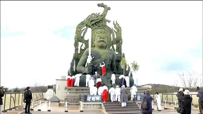 高さ16m超の不動明王を「竹のほうき」ですす払い 成田山仙台分院で迎春準備が完了 仙台|TBS NEWS DIG