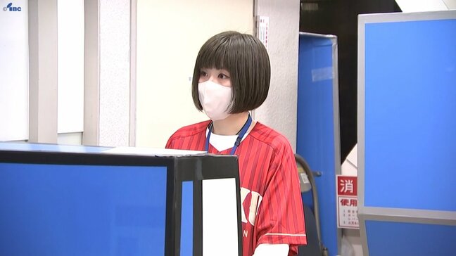 5月に盛岡で行われるプロ野球楽天戦盛り上げのため　盛岡市職員がユニフォーム姿で窓口業務　岩手|TBS NEWS DIG