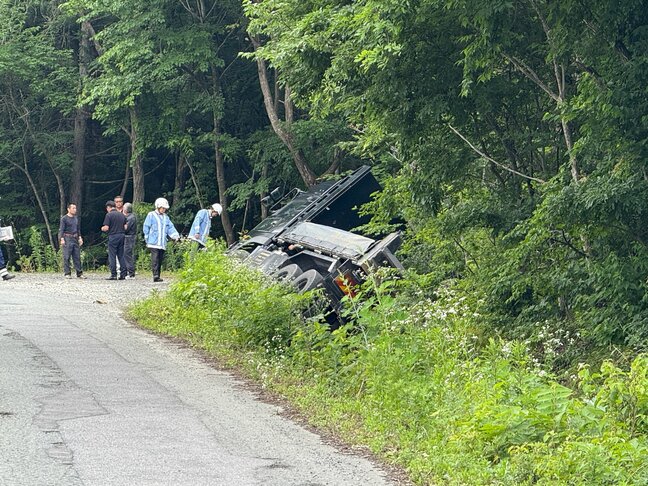 運転手がタイヤと地面に挟まれ…トラックが横転 運転手の男性を病院に搬送(山形市)|TBS NEWS DIG