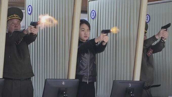 金総書記の娘が『新型拳銃』を試射　金総書記と軍需工場を視察、相次ぐ武器使用の公開