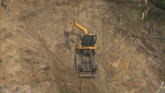 【奈良・土砂崩れ】見つかった車の一部に『燃えたような痕跡』現場は危険な状況、捜索中断して表面土砂の撤去作業|TBS NEWS DIG