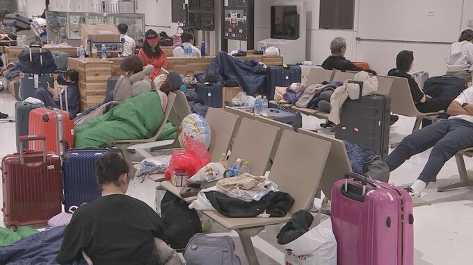 台風25号の影響で成田空港に乗客ら約2600人一時足止め　早朝の空港には一夜明かす人々の姿が|TBS NEWS DIG