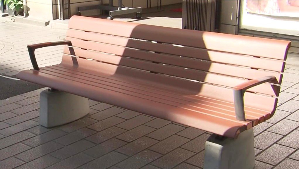バス停風ドールベンチ バス停ベンチに「広告募集」 熊本市のベンチ600か所に 製造費まかなう