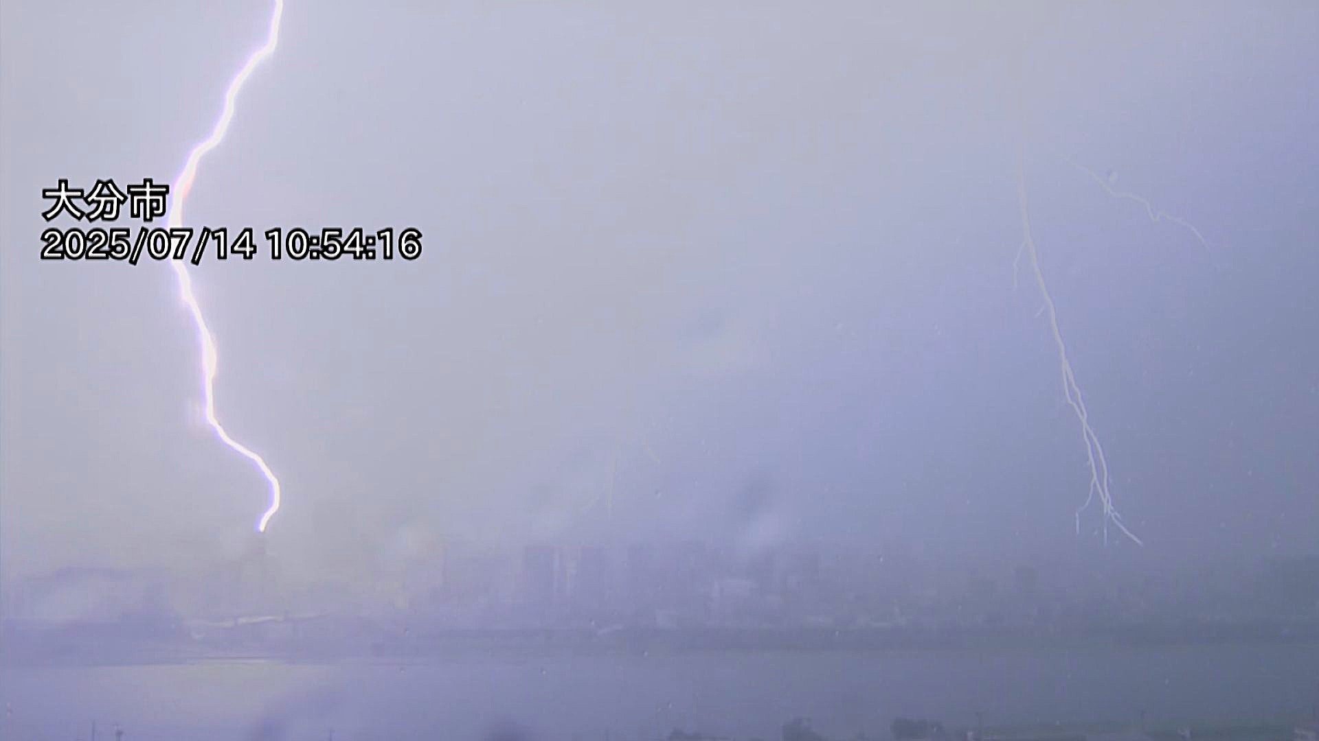 大分県内で雷を伴った激しい雨 大気の不安定な状態続く 15日も局地的な