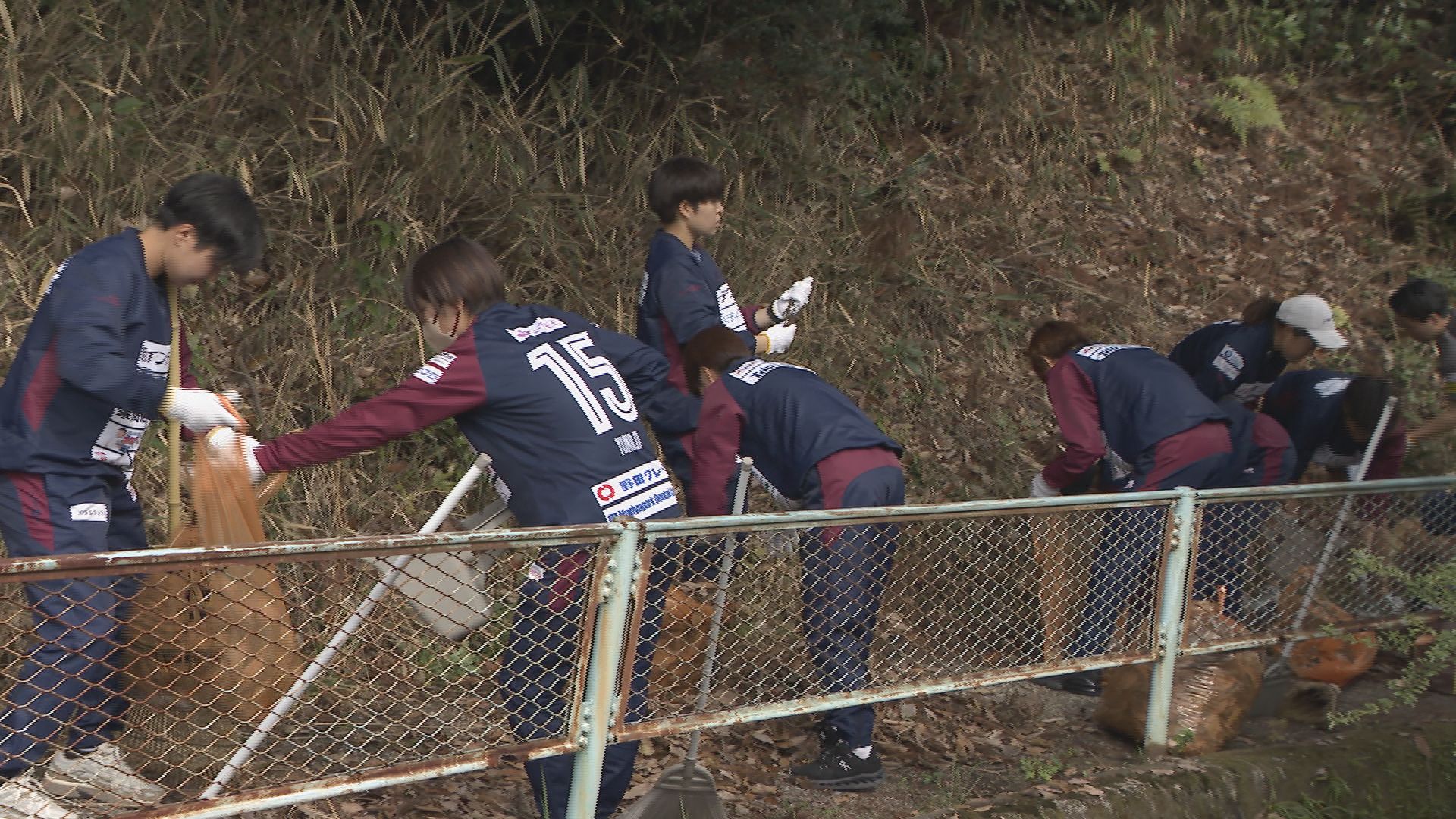 女子サッカー・なでしこリーグの「ラブリッジ名古屋」小学校跡地に建設中の新練習場周辺で清掃活動　愛知・瀬戸市