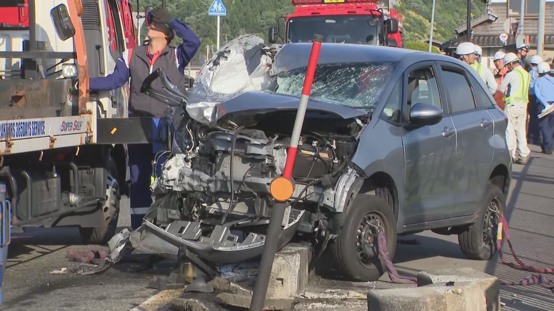 国道で乗用車とミキサー車が衝突、ミキサー車が畑に転落 乗用車に乗っ