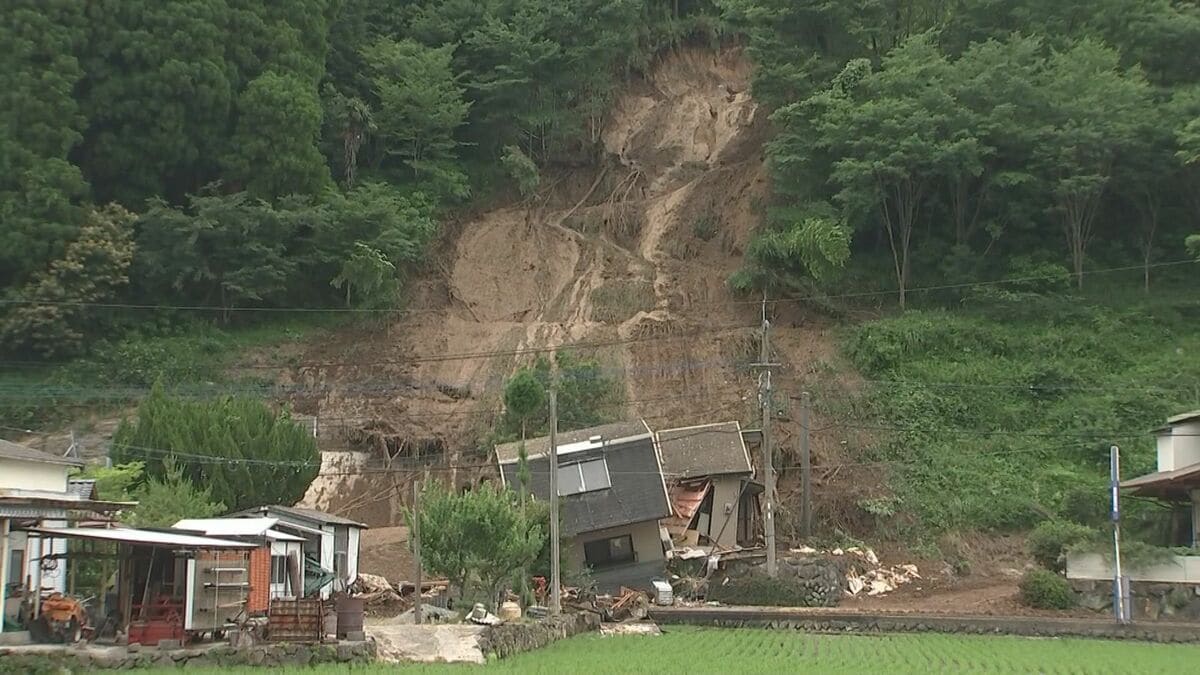 「いきなりバサッ」裏山崩落し住宅を直撃　住人の女性が下半身埋まり大けが　9世帯30人が避難　大分