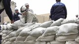 梅雨入り前に「土のう」つくる訓練 土の量・砂がこぼれにくい紐の結び方など確認 | 福岡のニュース|RKB NEWS|RKB毎日放送