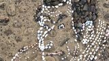 河川敷に「写楽」「ムンク」現る 72歳画家はなぜ「石を並べて描く」のか きっかけとなった妻の一言【岡山】|TBS NEWS DIG