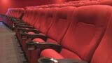 映画館の椅子を無料で持ち帰るイベント「ロマンを感じます」閉館した札幌の映画館『サツゲキ』の450脚の椅子が新しい持ち主のもとへ|TBS NEWS DIG