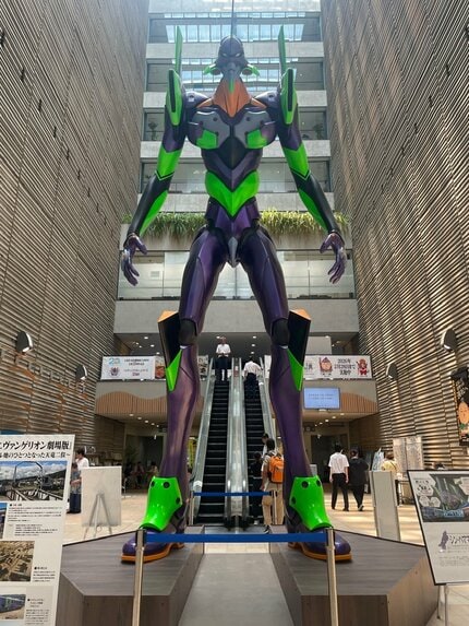 EVA初号機の股下を通り抜けできます! あす12日から開放