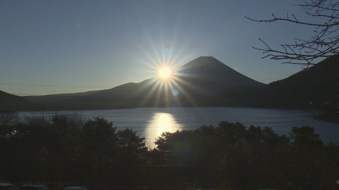 富士山から昇る初日の出「毎年毎年その美しさは変わりません」山梨・本栖湖|TBS NEWS DIG