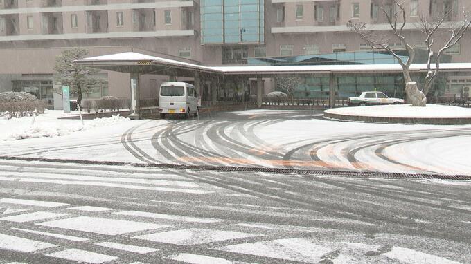 病院の敷地内で女性（84）が乗用車にはねられる　頭を打つなど重傷|TBS NEWS DIG