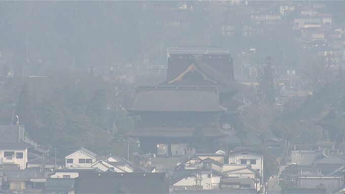市街地も白くかすんで…前日に引き続き黄砂観測　視程は４キロ　花粉症やぜんそくの悪化なども注意|TBS NEWS DIG