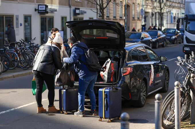 メルセデスとＢＭＷ、配車アプリ「フリーナウ」売却を検討－関係者