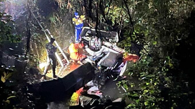 駐車場ブロック塀 突き破りタクシーが川に転落　男性運転手（78）死亡　客の女性（27）は鎖骨を折る重傷　|　長崎のニュース | 天気 | NBC長崎放送