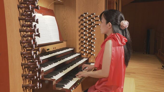 スクリーンを使って手元も足元も見える！映像とお話で楽しむパイプオルガンの世界　|　石川県のニュース｜MRO北陸放送