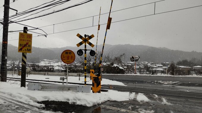 小学生11人を乗せたスクールバスが、警報音の鳴っているJR伯備線踏切内に進入…遮断桿がバスの後部屋根に接触する事故が発生　鳥取県伯耆町　|　BSSニュース | BSS山陰放送