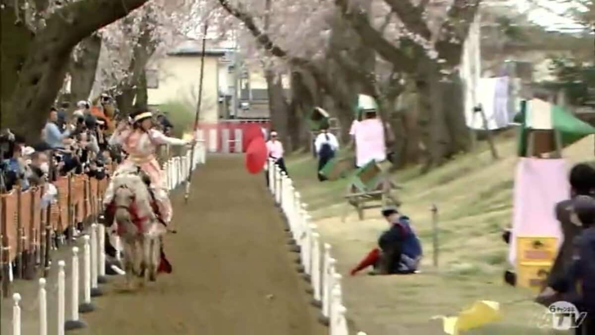 人馬一体で的を射貫く 女性騎手だけの「桜流鏑馬」 青森県十和田市