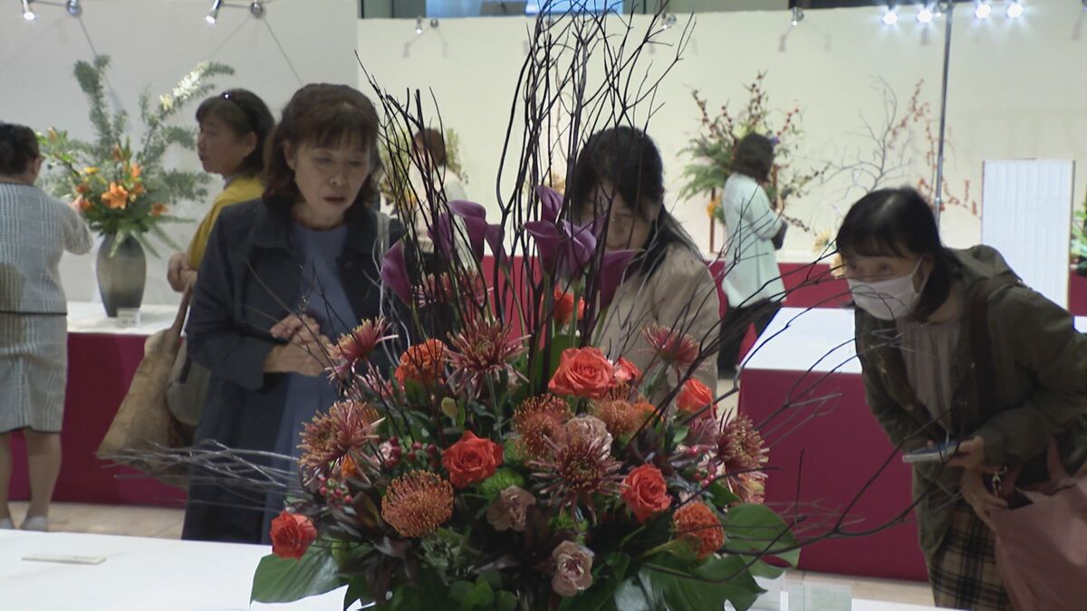 生け花の展示会｢秋の花道展｣ 秋らしい色鮮やかな作品約50点を展示 ｢センス良く作るのがすごい｣ 10月29日まで開催 名古屋･ミッドランドスクエア