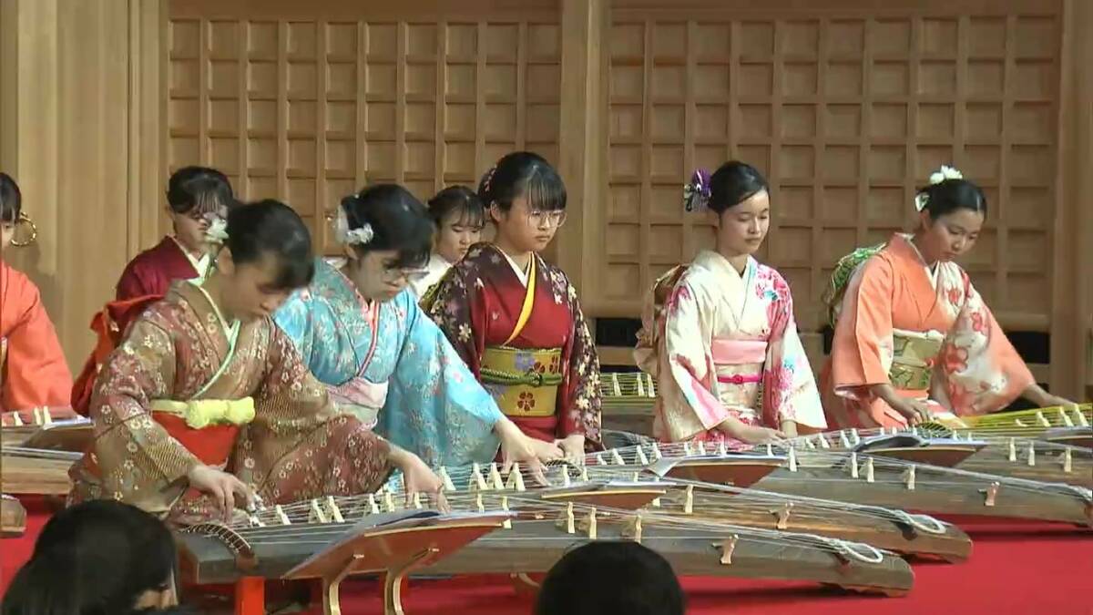 能楽師・伶以野陽子さんの舞や十二単の着付、箏の演奏を若い世代に「和文化の真髄に触れて」岡山学芸館が体験イベント