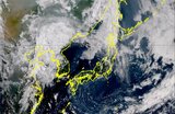 “熱中症” と “大雨” のダブル警戒 上空の気圧の谷や湿った空気の影響 全国的な猛暑の一方、大気不安定による局地的な大雨・突風のおそれ | 富山のニュース|天気・防災|チューリップテレビ