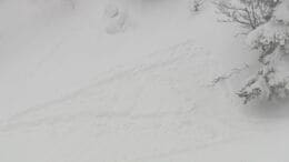 速報「男性１人が埋まっている」北海道・上富良野岳で、バックカントリーをしていた男性１人が雪崩に巻き込まれる　外国籍か  ヘリで救助、意識不明の重体で病院搬送|TBS NEWS DIG