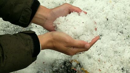 突然のひょうで歩道が白く染まる」 岡山・香川ではところによって一時
