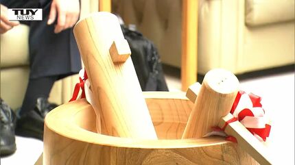昔ながらの餅つきの風景を！ 小学校に伝統工芸品の臼と杵を寄贈（山形