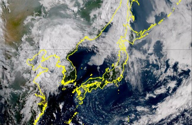 “熱中症” と “大雨” のダブル警戒 上空の気圧の谷や湿った空気の影響 全国的な猛暑の一方、大気不安定による局地的な大雨・突風のおそれ|TBS NEWS DIG