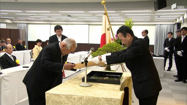 「今後も豊富な経験を存分に発揮して」春の叙勲 鈴木康友知事から勲章など伝達＝静岡県庁|TBS NEWS DIG