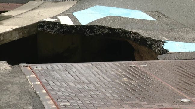 「歩道が陥没している」との通報　福岡市の中心部で道路が陥没　縦横約1.5メートル　周辺では市が下水道工事|TBS NEWS DIG