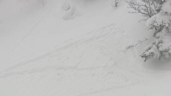 速報「男性１人が埋まっている」北海道・上富良野岳で、バックカントリーをしていた男性１人が雪崩に巻き込まれる　外国籍か  ヘリで救助、意識不明の重体で病院搬送|TBS NEWS DIG