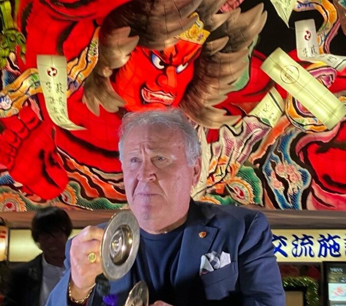 【詳報】ジーコ氏ねぶたと初対面！　全国有数の火祭りの魅力を体感　手振り鉦で囃子を奏でる姿も|TBS NEWS DIG