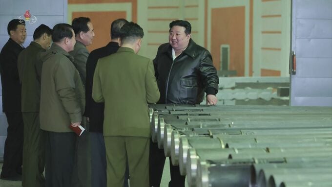 北朝鮮・金正恩総書記が軍需工場を視察し生産拡大を指示　韓国メディア「ロシアへの輸出用か」