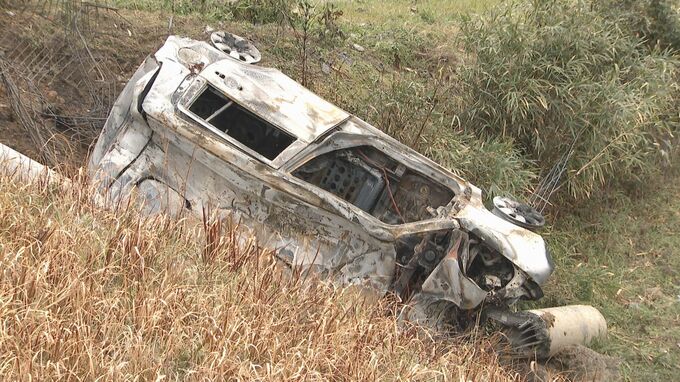 「車両が激しく燃えている」軽乗用車が炎上、車の中から性別不明の遺体　電柱に衝突後横転しながら土手に落ちたか　福岡県宗像市　|　福岡のニュース｜RKB NEWS｜RKB毎日放送
