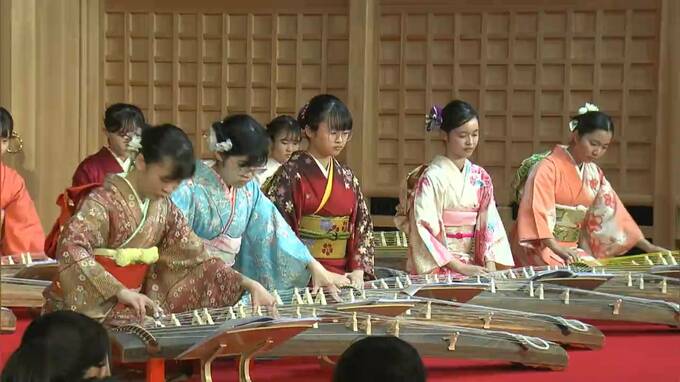 能楽師・伶以野陽子さんの舞や十二単の着付、箏の演奏を若い世代に「和文化の真髄に触れて」岡山学芸館が体験イベント|TBS NEWS DIG