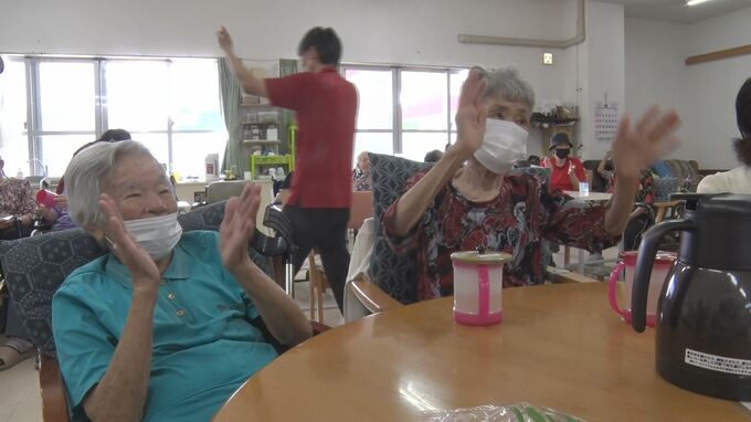 デイサービスセンターのお年寄り　伝統芸能で元気に　うるま市|TBS NEWS DIG