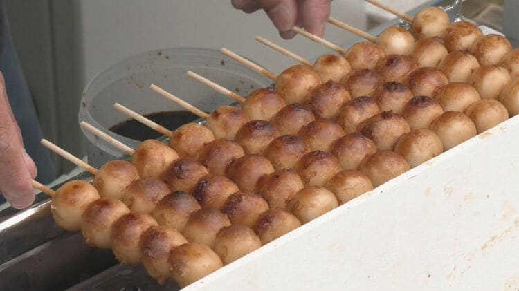 飛騨牛の串焼き」「みだらし団子」「五平餅」などのグルメが勢ぞろい