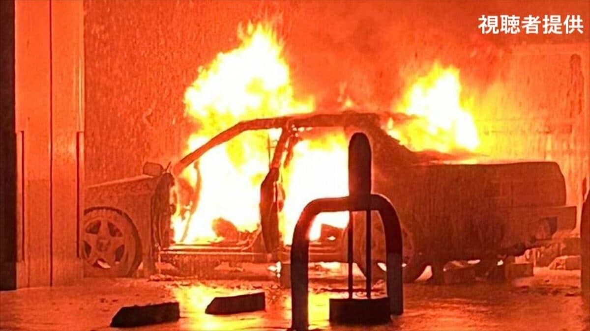車両全焼 出火元は助手席下のバッテリーか ゴールデンウィーク