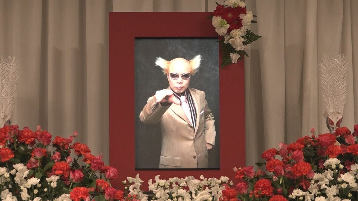 南部虎弾さん告別式】 電撃メンバー棺担いでお別れ デヴィ夫人「彼の芸