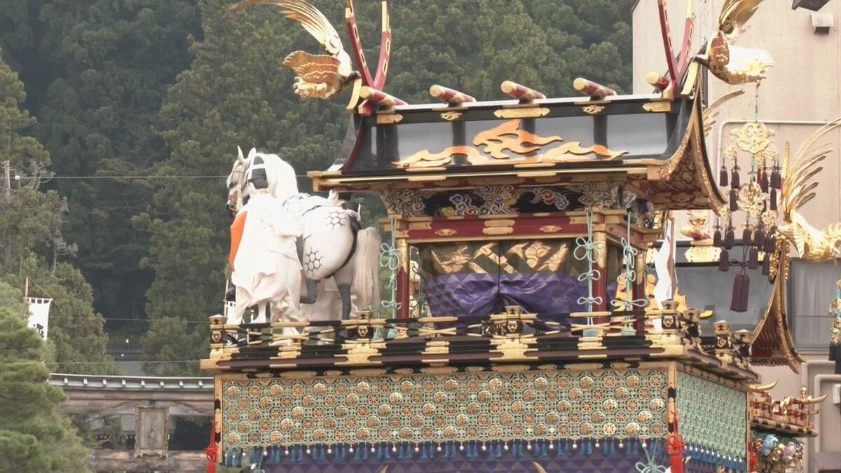 「秋の高山祭」2日目「曳き揃え」が行われる 絢爛豪華な祭り屋台が街をめぐる 初日は約12万5千人が訪れる 岐阜県高山市