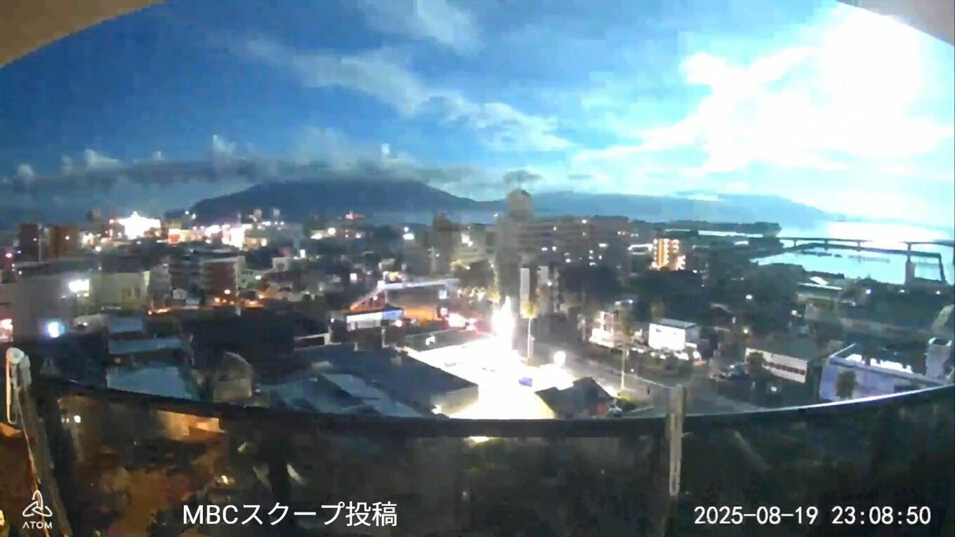 隕石落下か?大火球か?「夜なのに明るく」「カメラが真っ白になるほどの光」九州や西日本各地で目撃あいつぐ 空気の振動も観測【瞬間の動画あり ...
