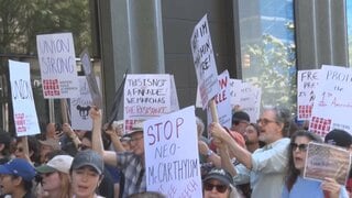 「言論の自由を守れ」 米人気番組休止めぐりテレビ局前でトランプ政権に抗議の声| TBS CROSS DIG with Bloomberg