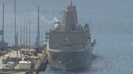 米海軍の揚陸艦「ニューオーリンズ」と「トリポリ」の2隻が寄港 うるま