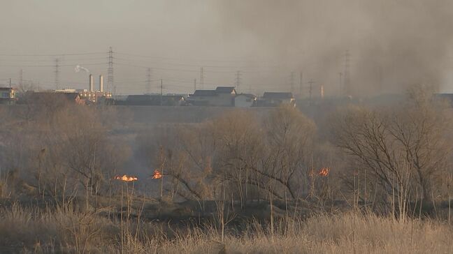 利根川の河川敷で火災　防災ヘリ出動　現在も消火活動中　けが人の情報なし　群馬県太田市|TBS NEWS DIG