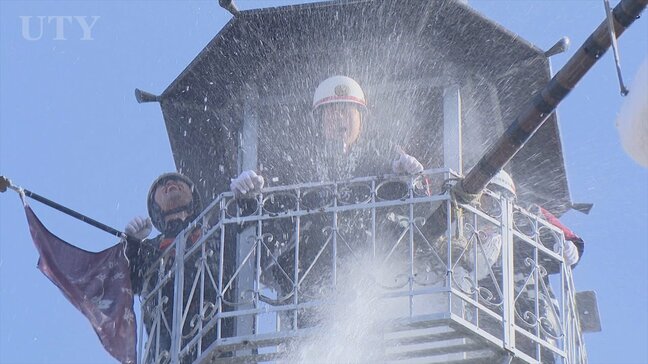 「地区の安泰と部員の健康を祈願」　寒さの中、放水に耐える　大正時代から続く消防団の伝統の出初式|TBS NEWS DIG